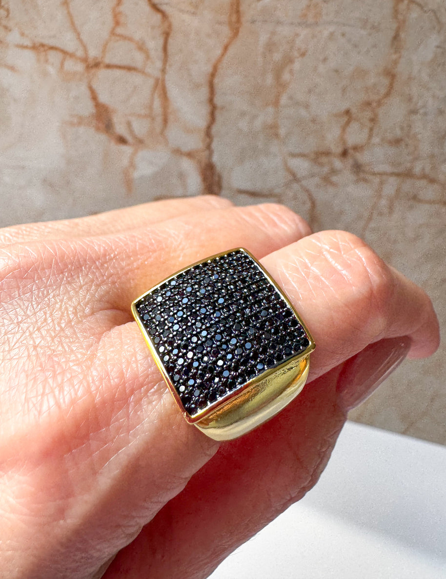 Anillo Cuadrado Cristales Oscuros