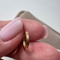 Argollas clasicas mini rayitas 18k