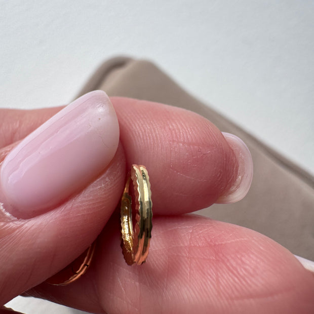 Argollas clasicas mini rayitas 18k