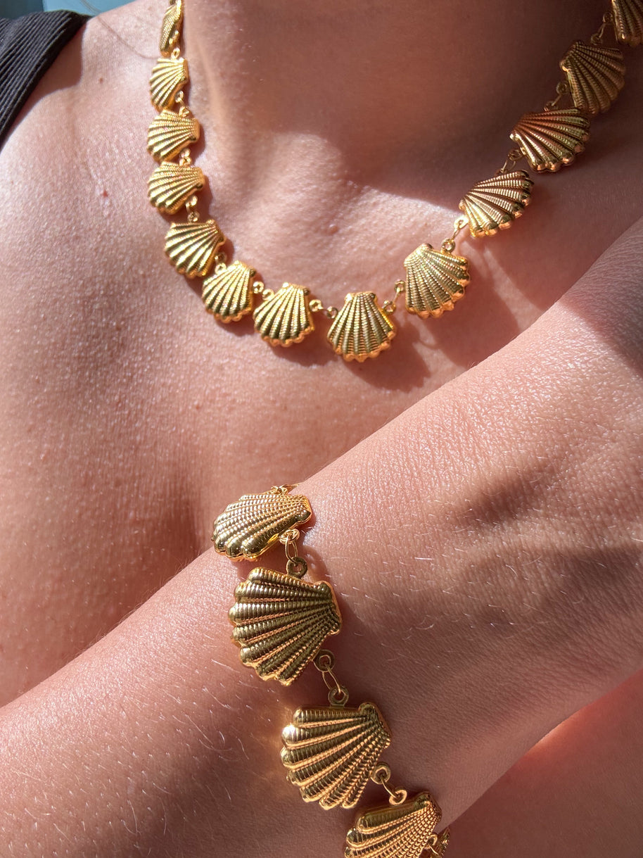 Set of Gold Seashell Pattern Necklace and Bracelet