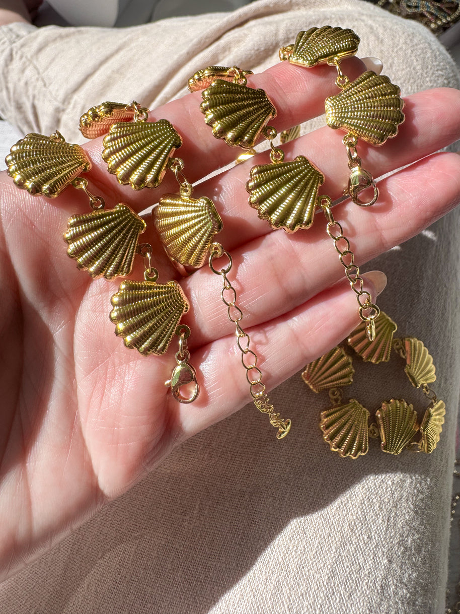 Set of Gold Seashell Pattern Necklace and Bracelet