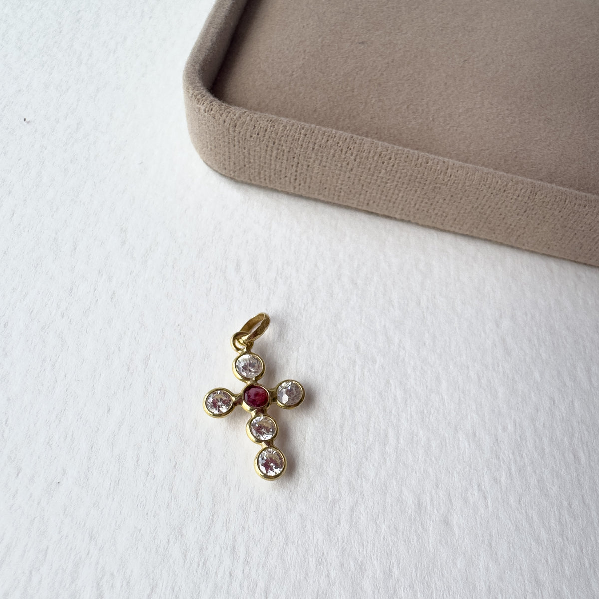Zirconia Cross with Red Stone – 18K Gold (750)🇮🇹