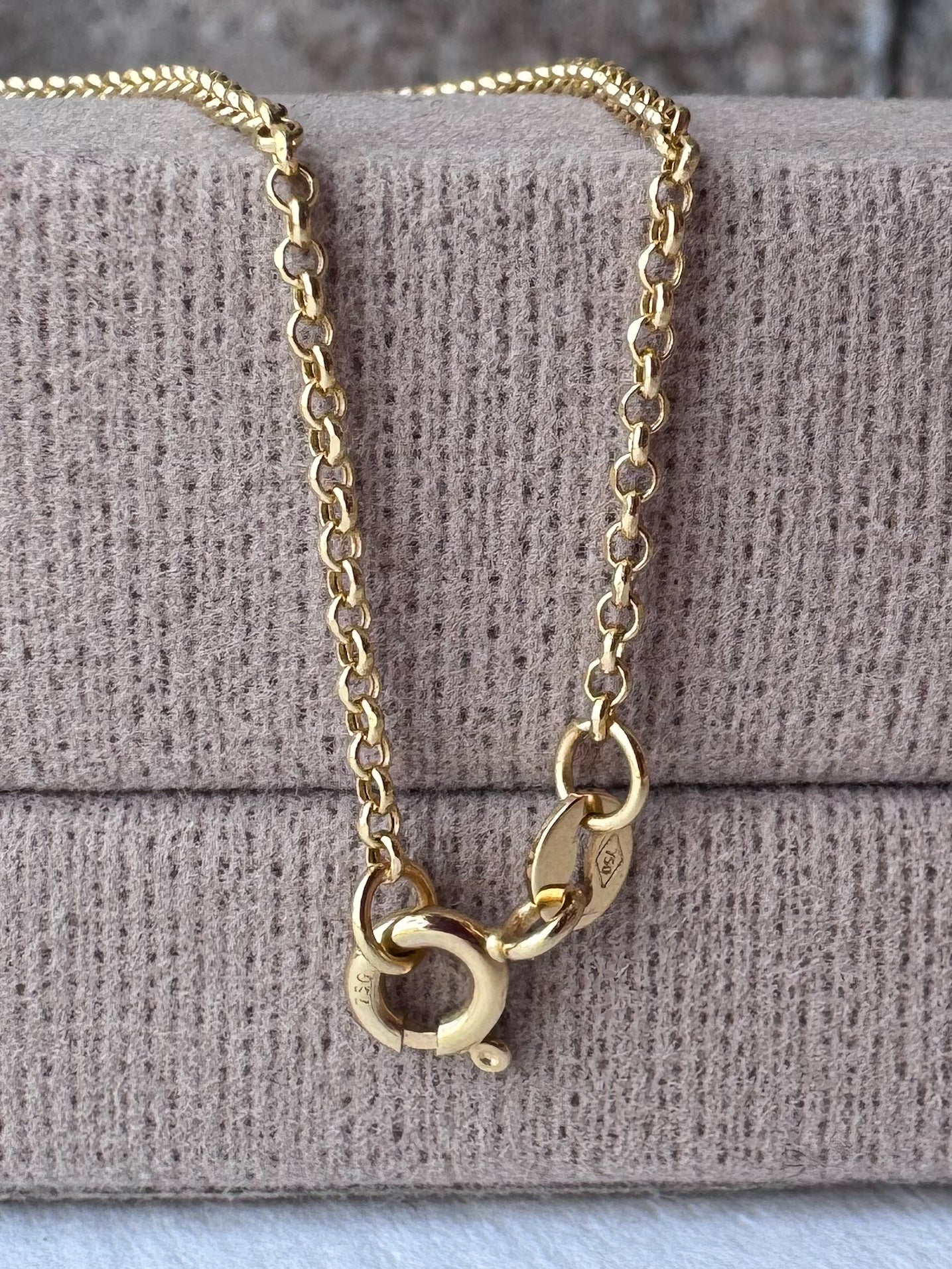 Liitle Style Rolo Chain and 3 Gracias Charm 18k Solid gold