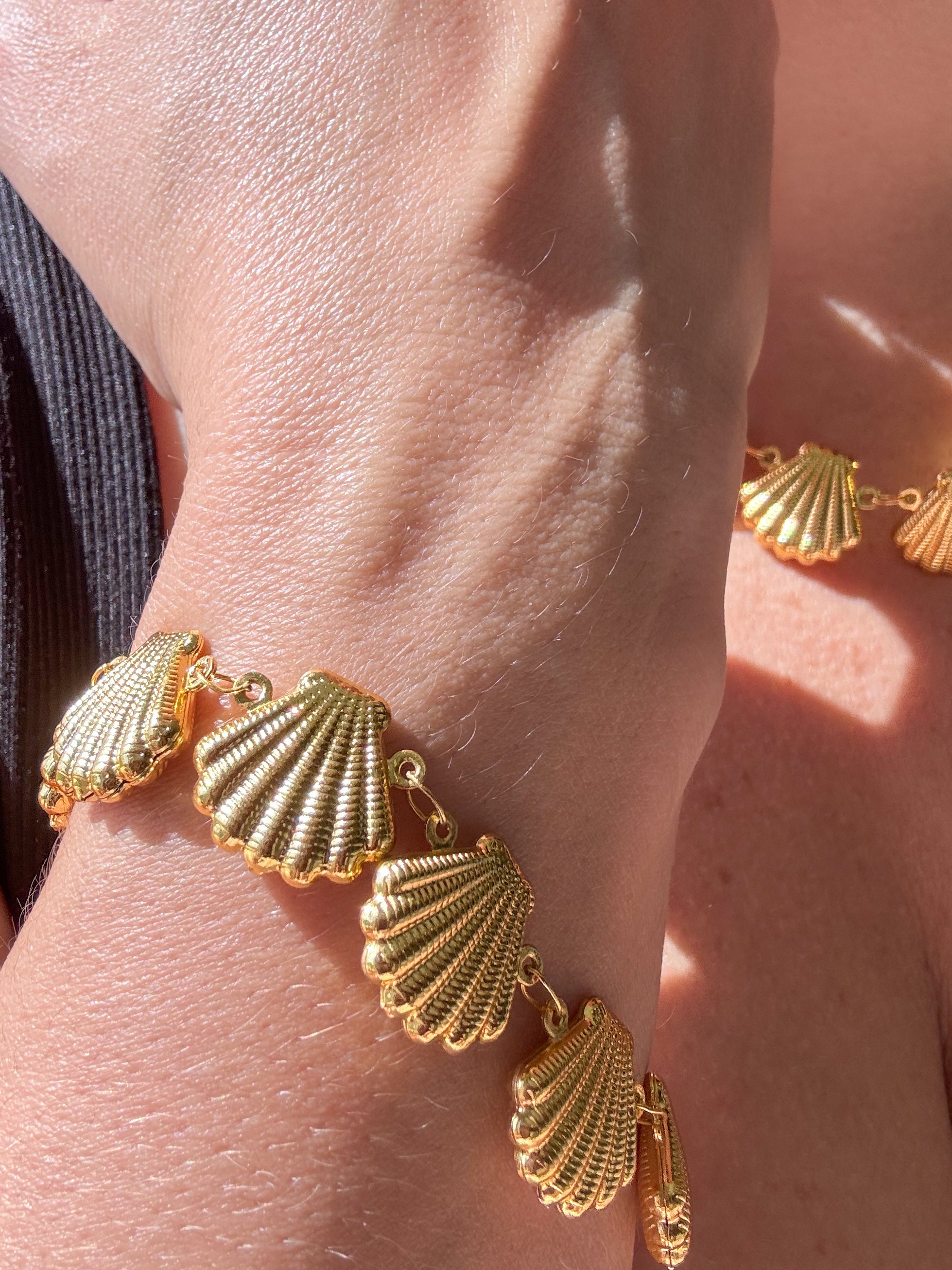 Set of Gold Seashell Pattern Necklace and Bracelet