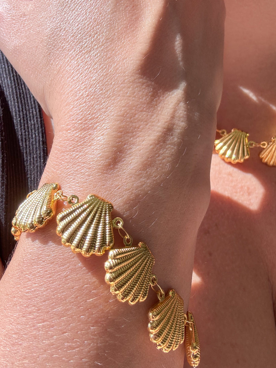 Set of Gold Seashell Pattern Necklace and Bracelet