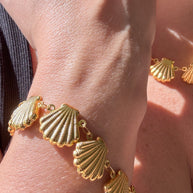 Set of Gold Seashell Pattern Necklace and Bracelet