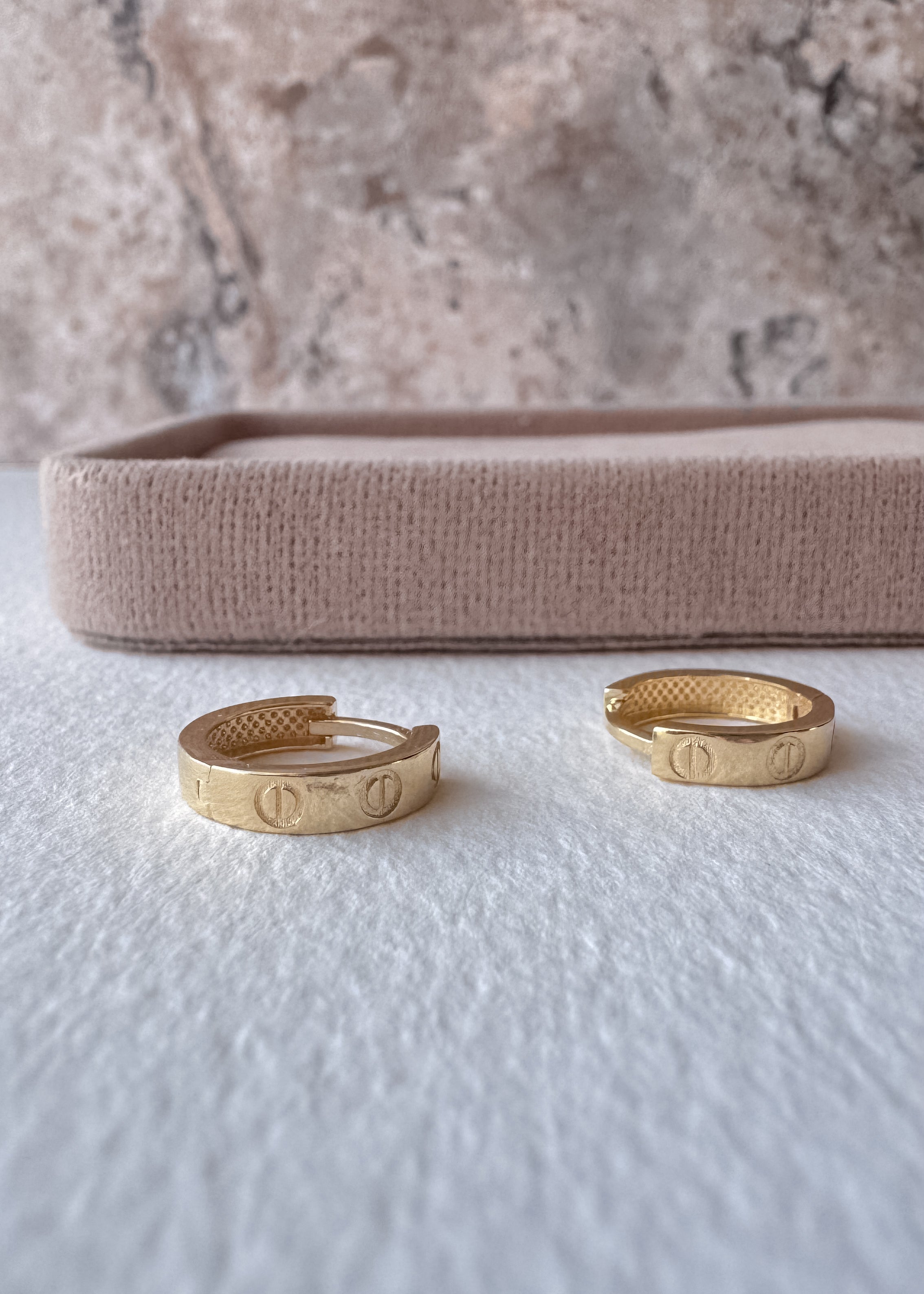 Screw 18k Solid Gold Hoops