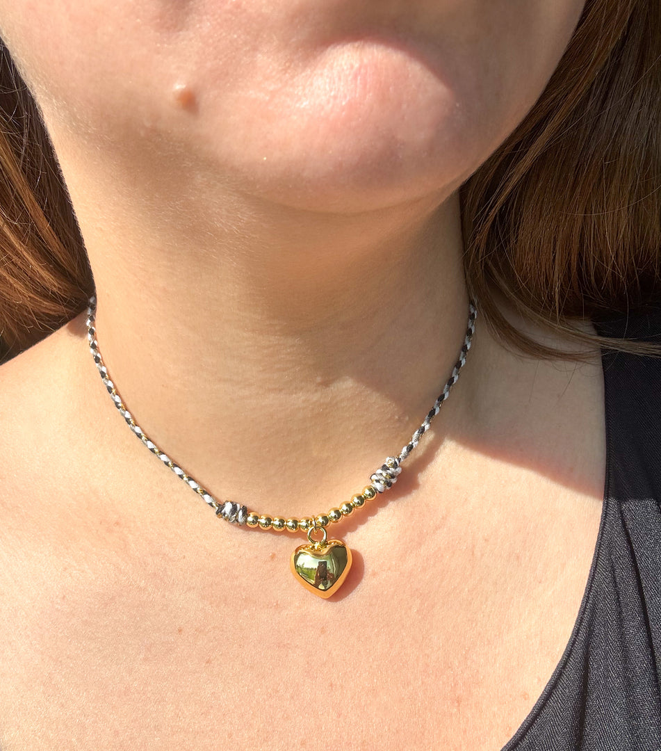 Collar Tejido con Balines y Corazon