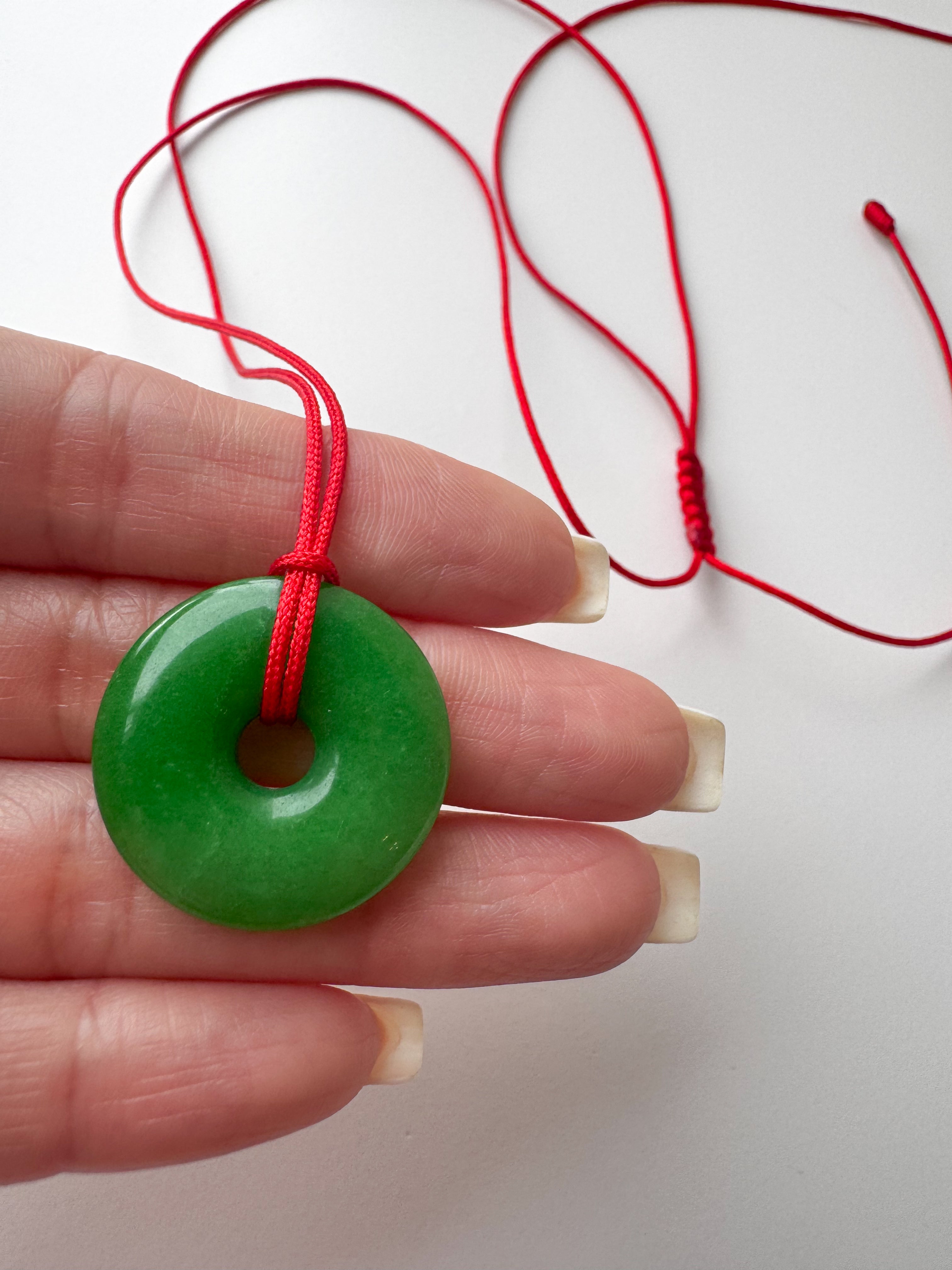 Collar de Hilo Rojo con Piedra Jade