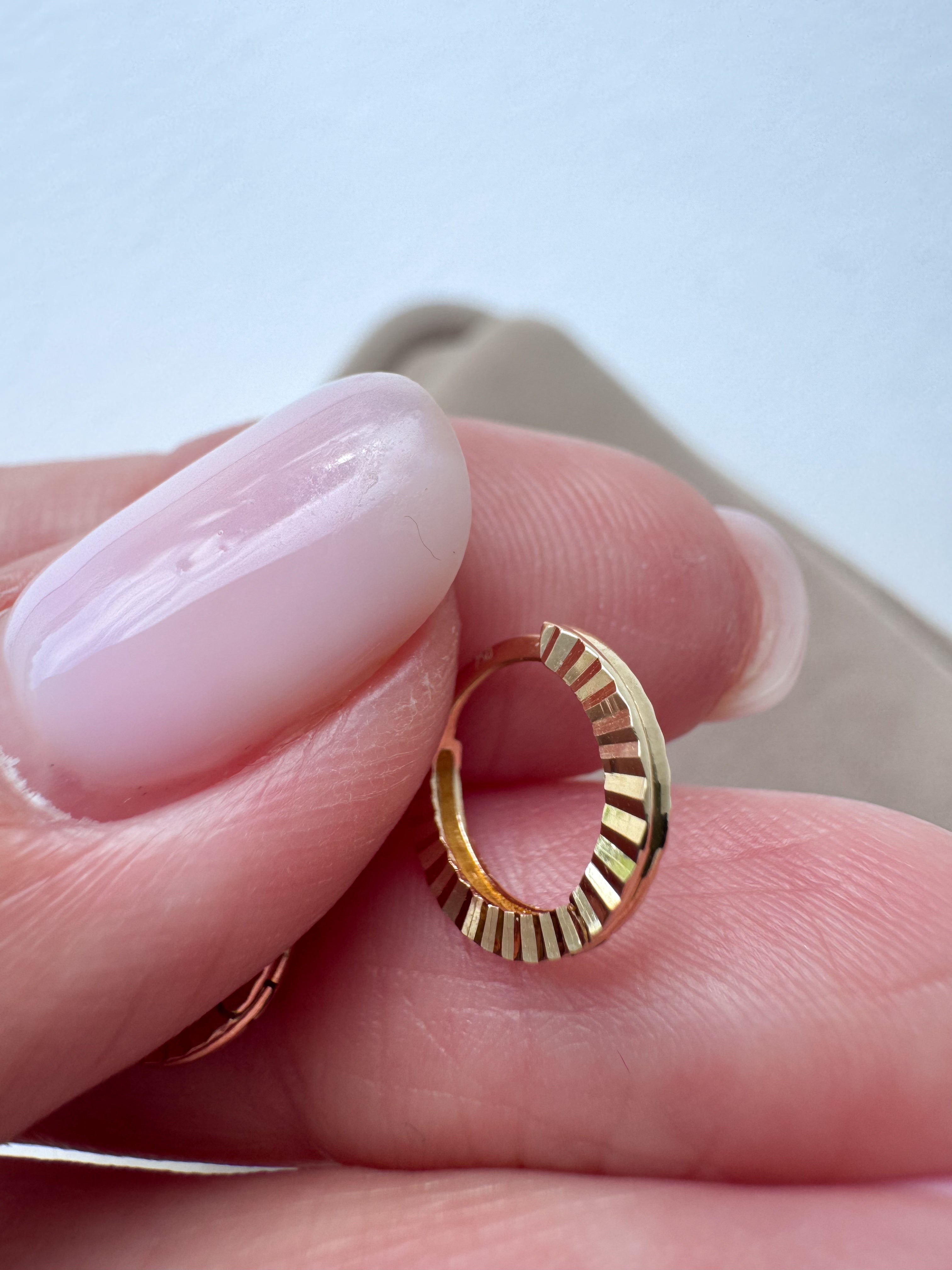 Argollas clasicas mini rayitas 18k