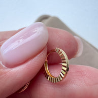 Argollas clasicas mini rayitas 18k