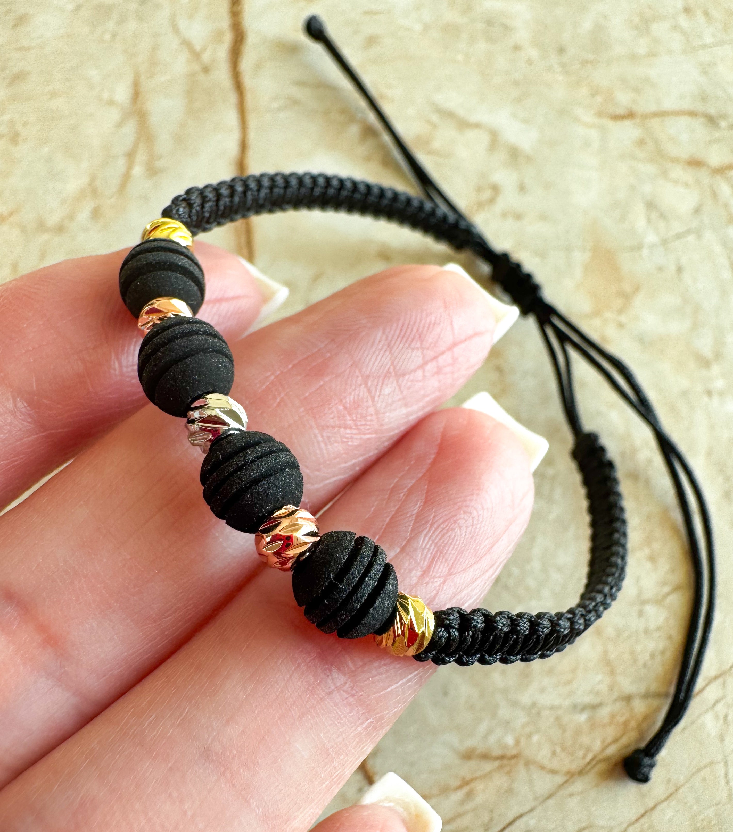 Pulsera Tejida Ajustable Balines Negros