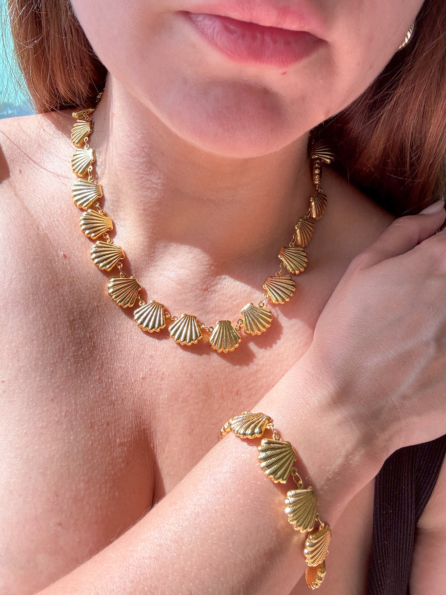 Set of Gold Seashell Pattern Necklace and Bracelet