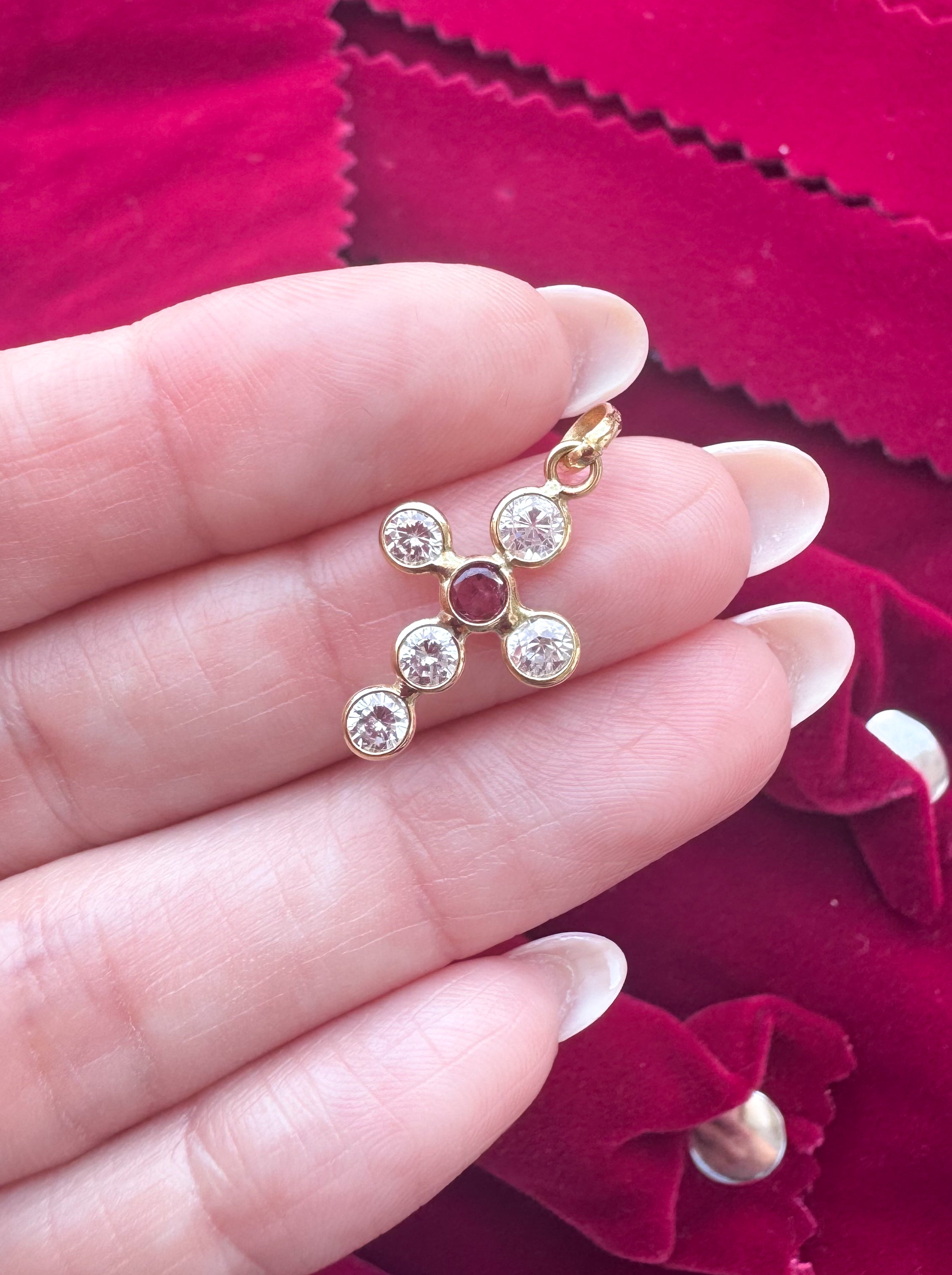 Cruz de Zirconias con piedra roja – Oro 18K (750)