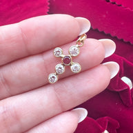 Cruz de Zirconias con piedra roja – Oro 18K (750)