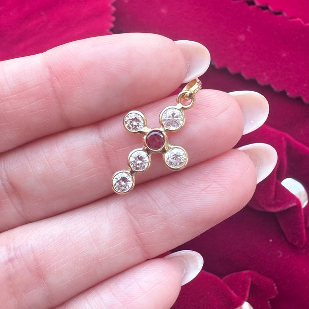 Cruz de Zirconias con piedra roja – Oro 18K (750)
