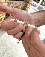 Load image into Gallery viewer, Pulsera Crown White Beads
