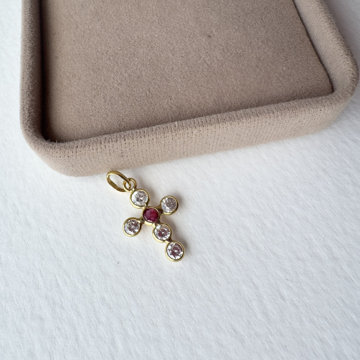Zirconia Cross with Red Stone – 18K Gold (750)🇮🇹
