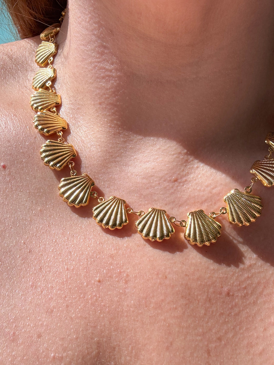Set of Gold Seashell Pattern Necklace and Bracelet