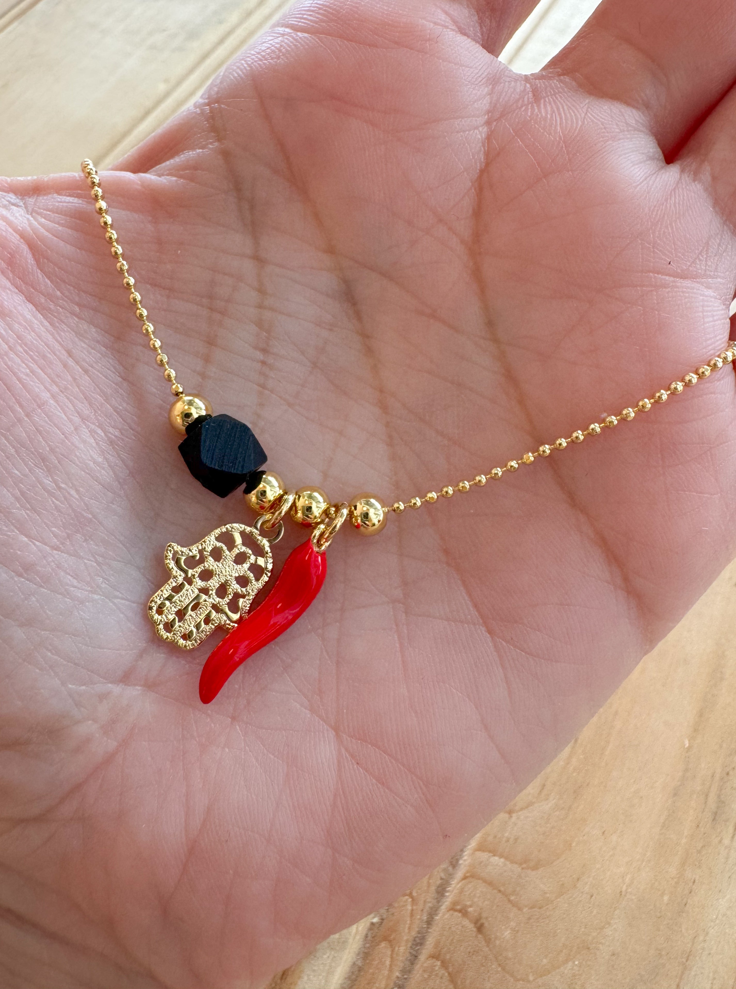 Cadena Ajustable Azabache + Manito + Cuernito Rojo