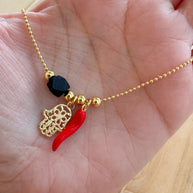 Cadena Ajustable Azabache + Manito + Cuernito Rojo