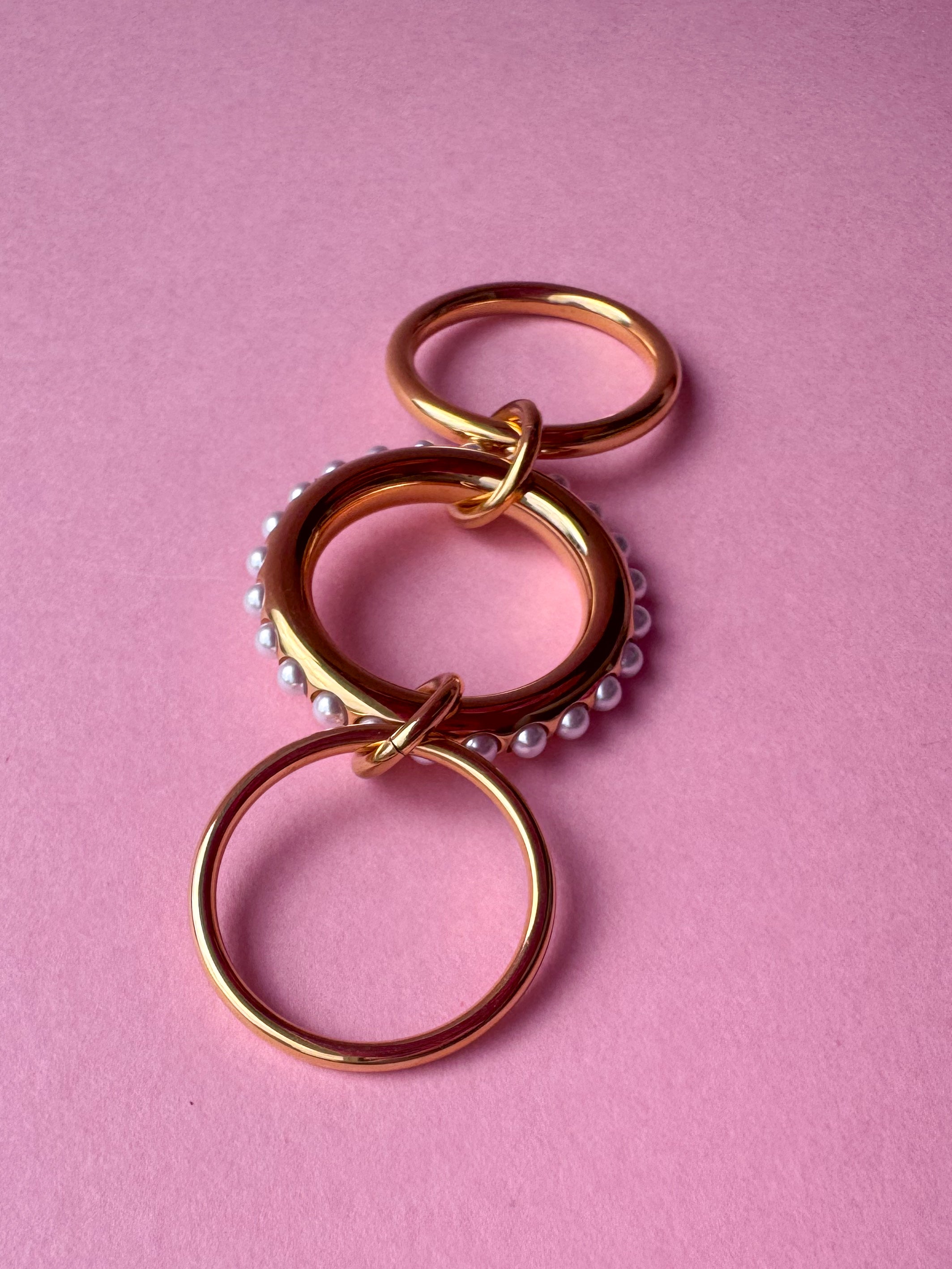 Anillo triple dorado con perlas