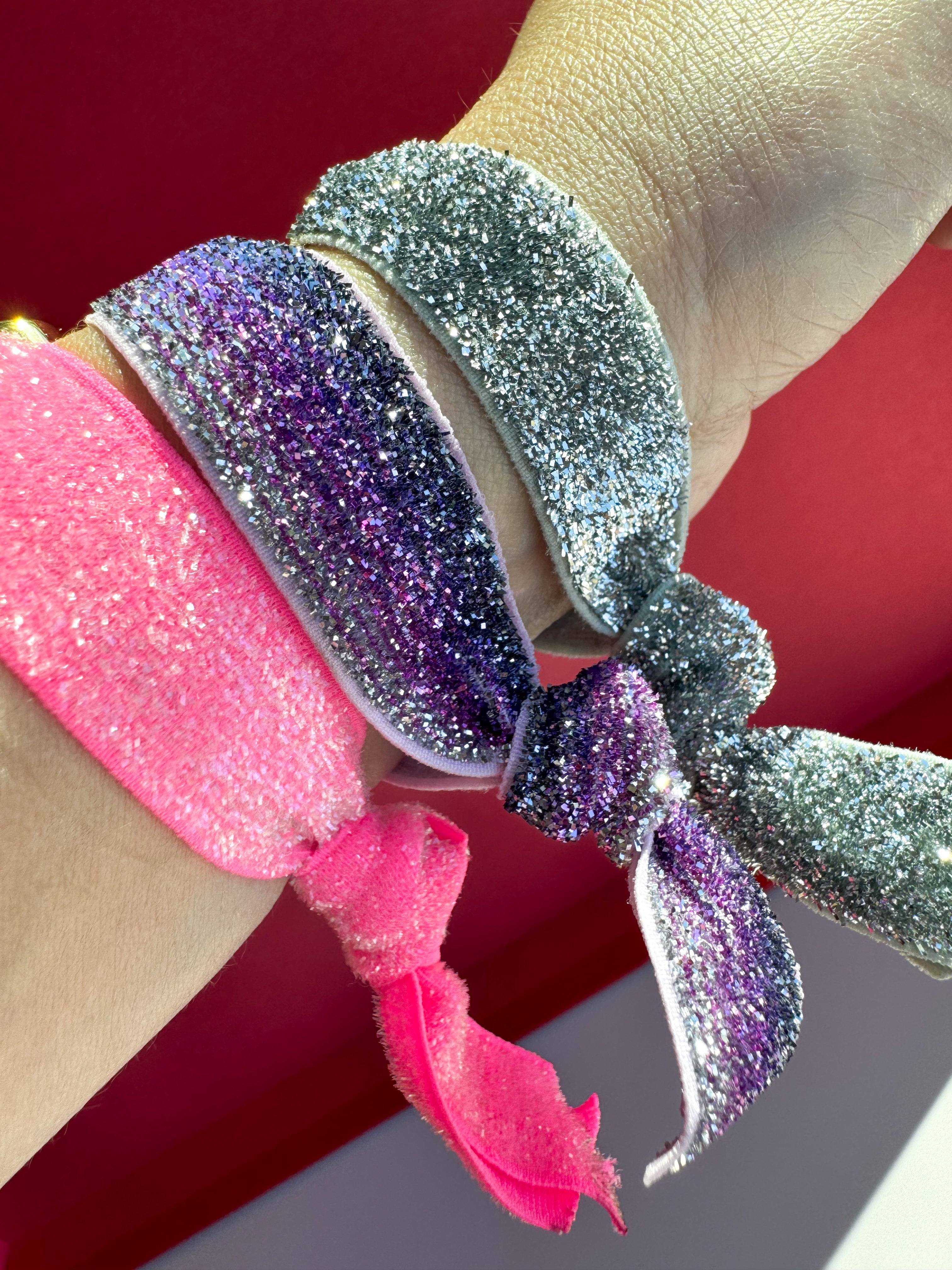 Brazaletes Elásticos Rosa, Morado y Gris + Corazones Gold