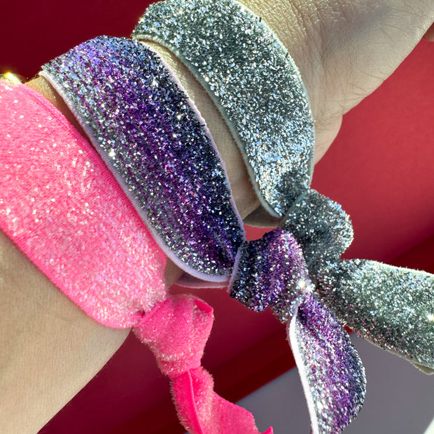 Brazaletes Elásticos Rosa, Morado y Gris + Corazones Gold