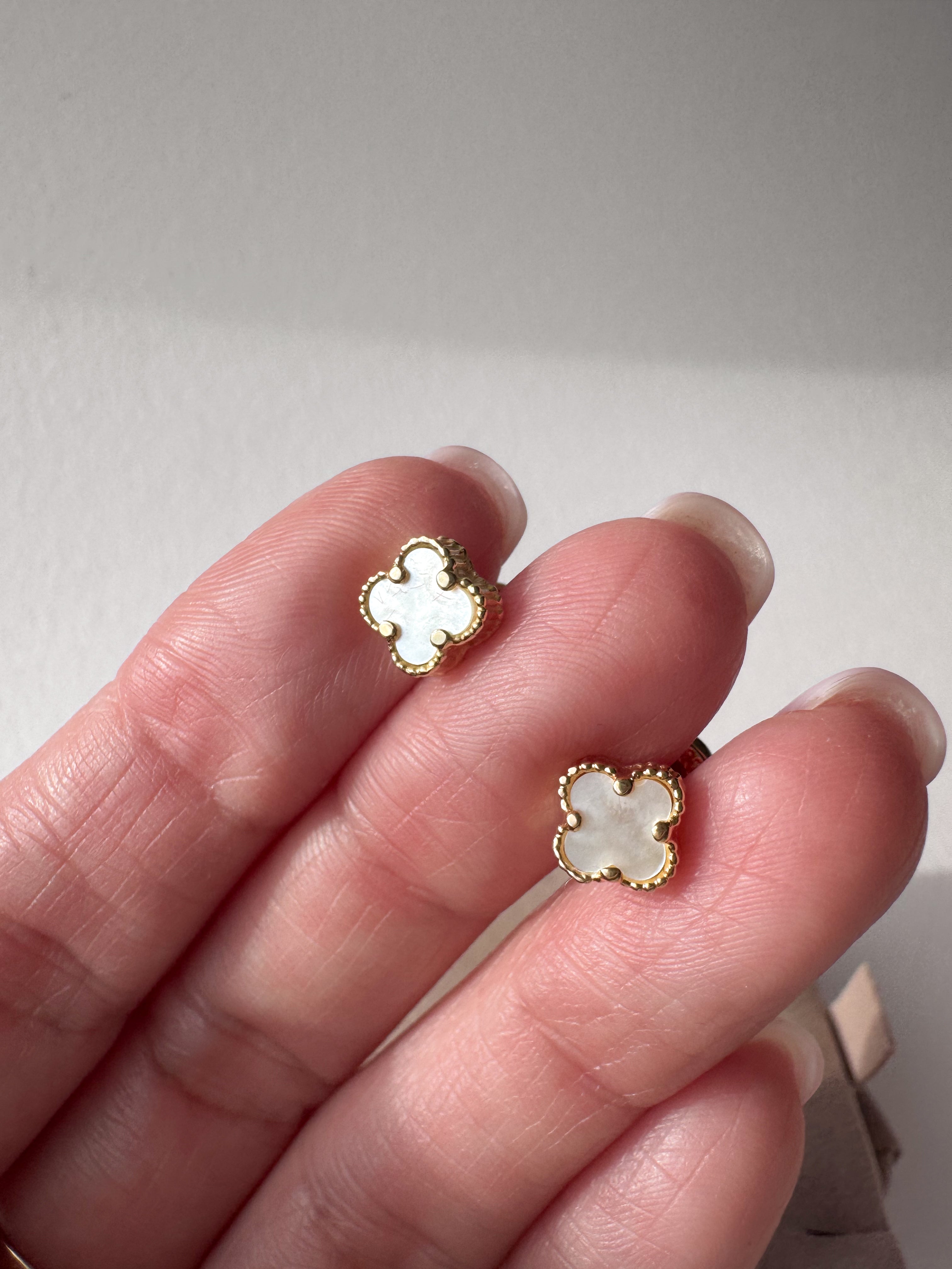 Topitos trebol blanco 18k