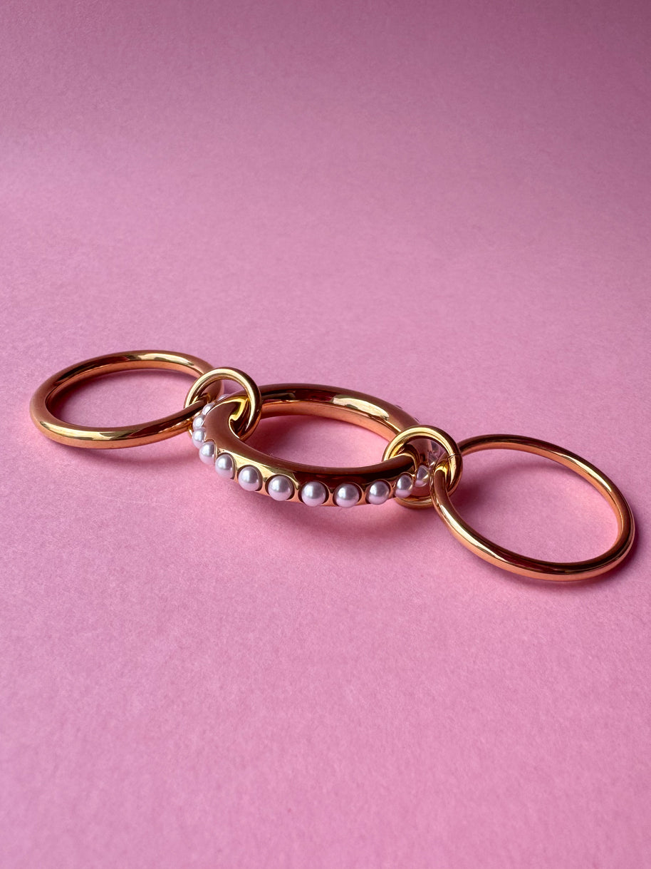 Anillo triple dorado con perlas