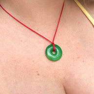 Collar de Hilo Rojo con Piedra Jade