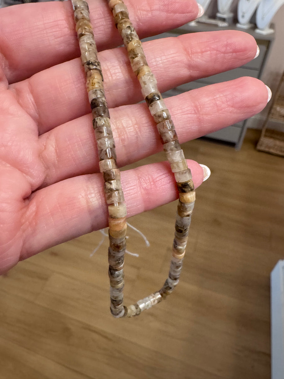 Collar con piedras naturales y balines