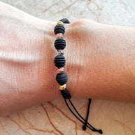 Pulsera Tejida Ajustable Balines Negros