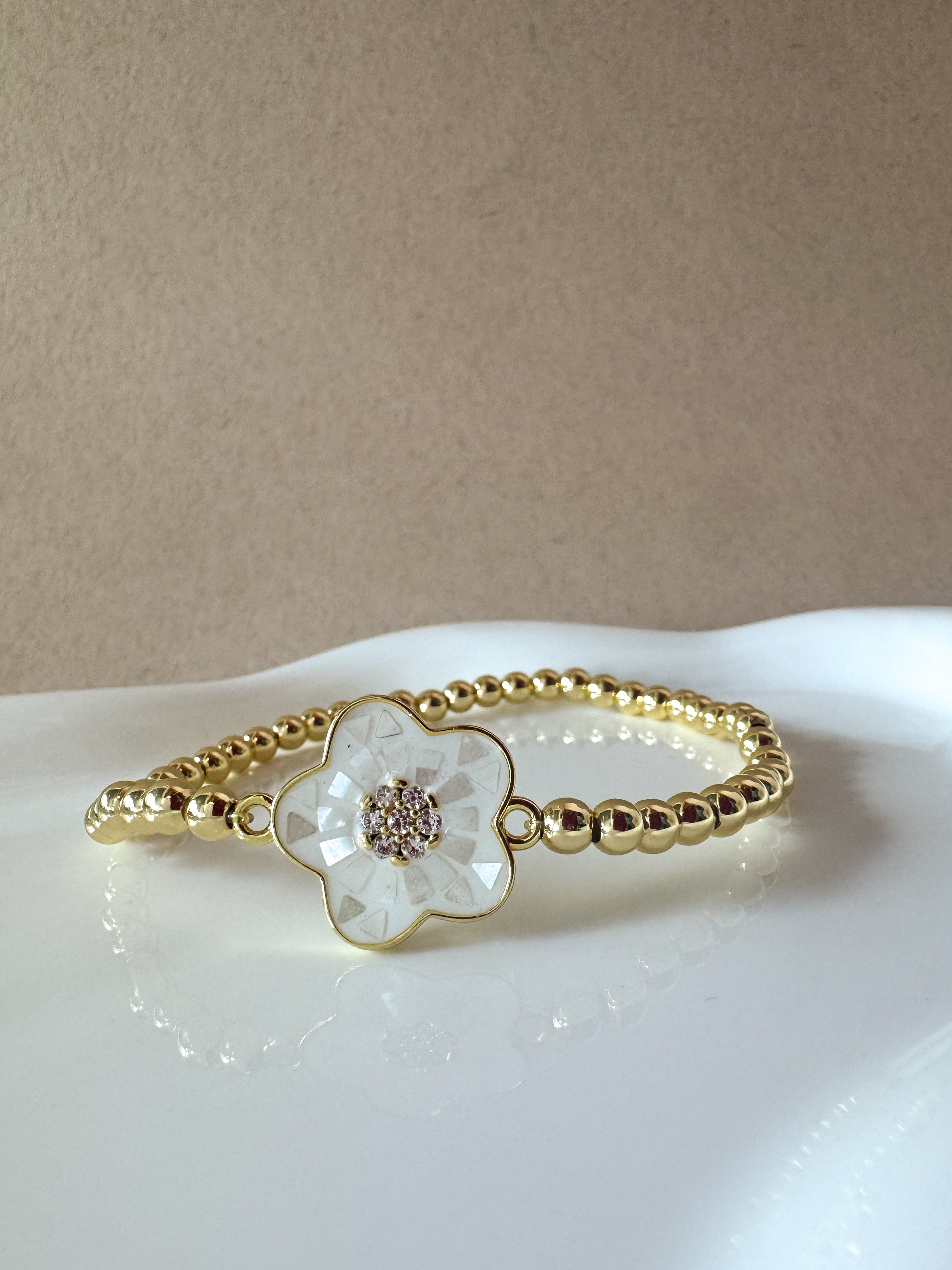 White Flowers Silver & Gold Elastic Bracelets
