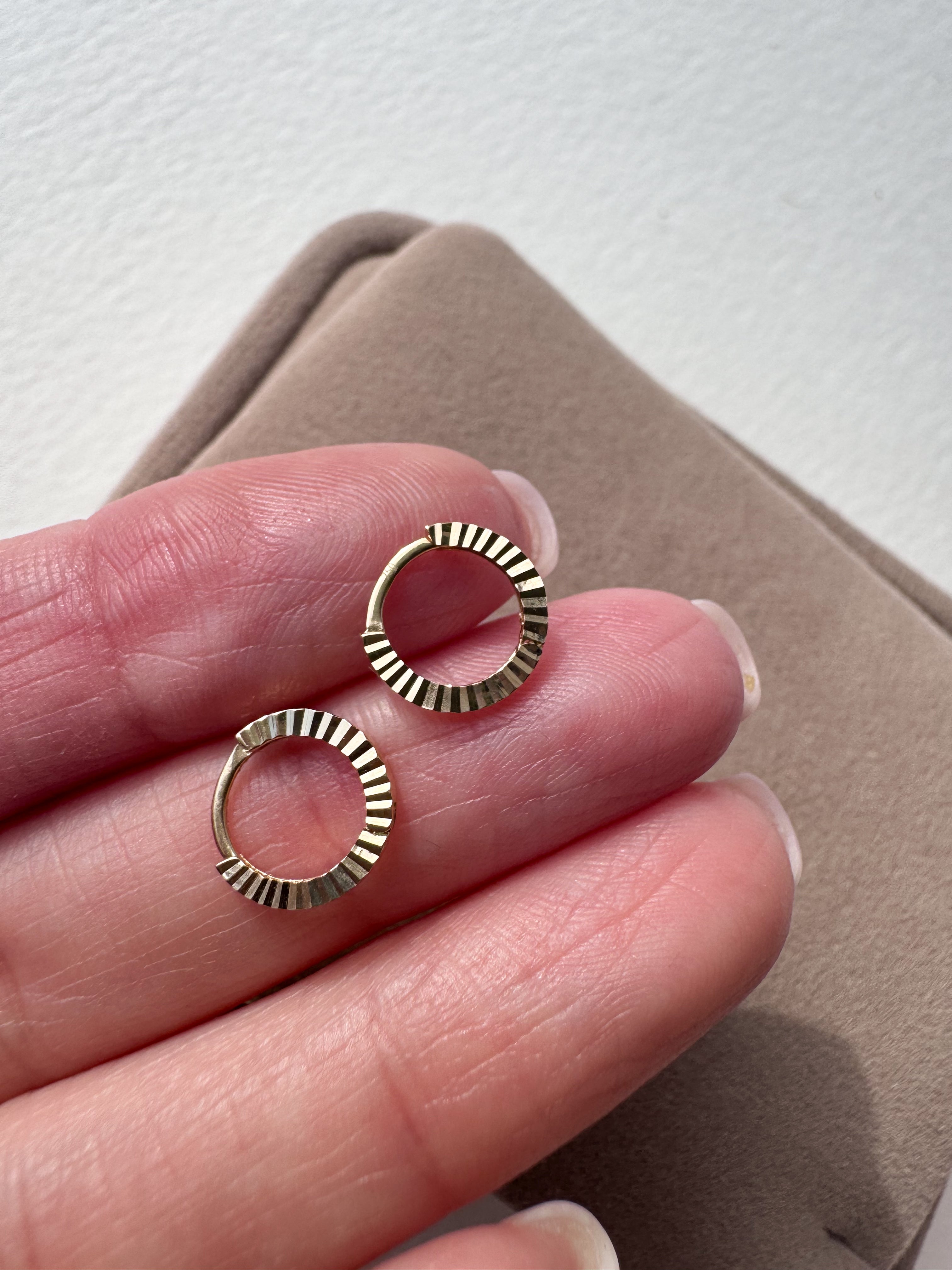 Argollas clasicas mini rayitas 18k