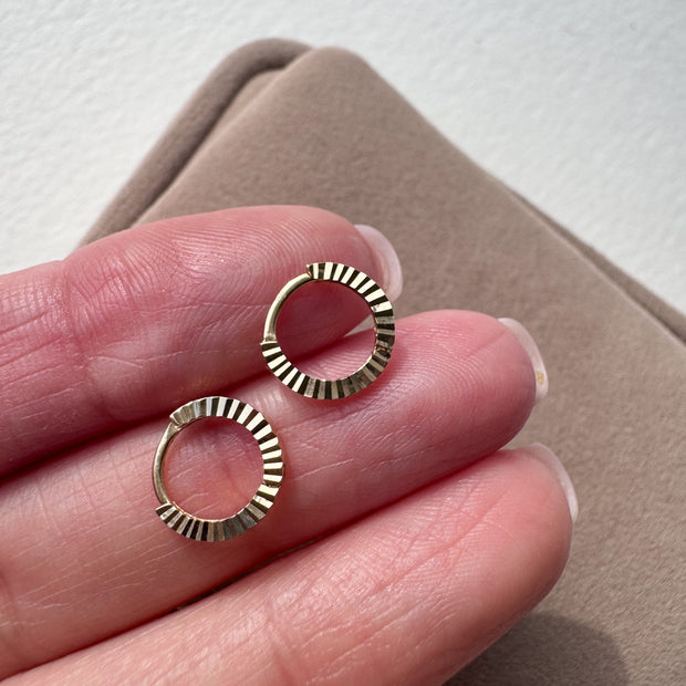 Argollas clasicas mini rayitas 18k